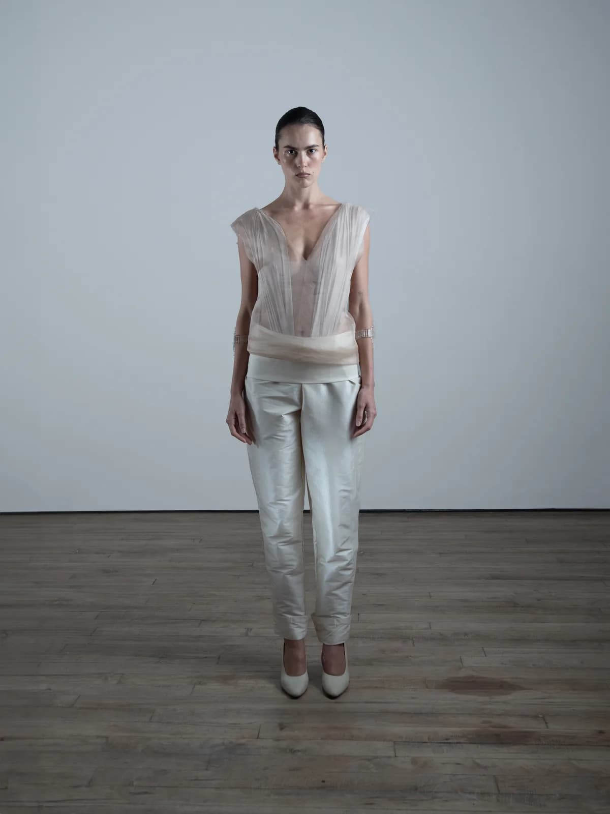 model wearing look 01 from the iseder spring/summer 2025 runway collection