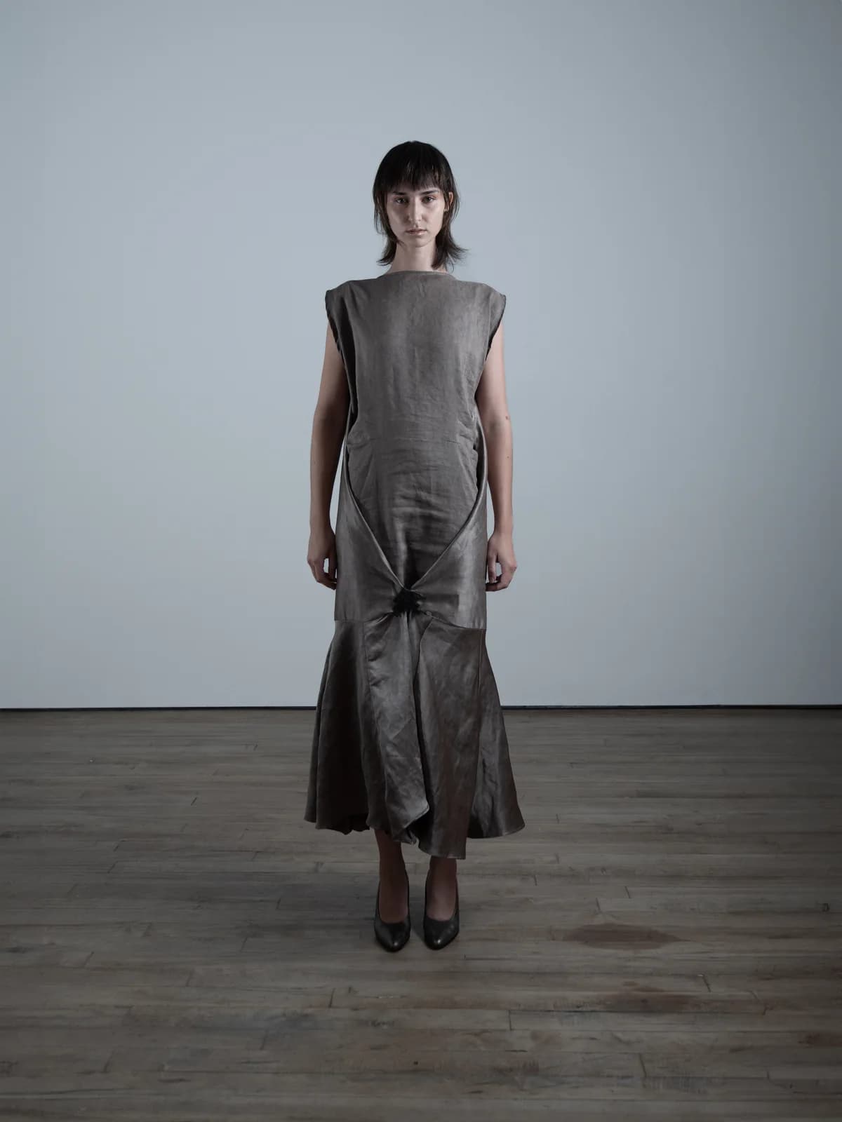 model wearing look 02 from the iseder spring/summer 2025 runway collection