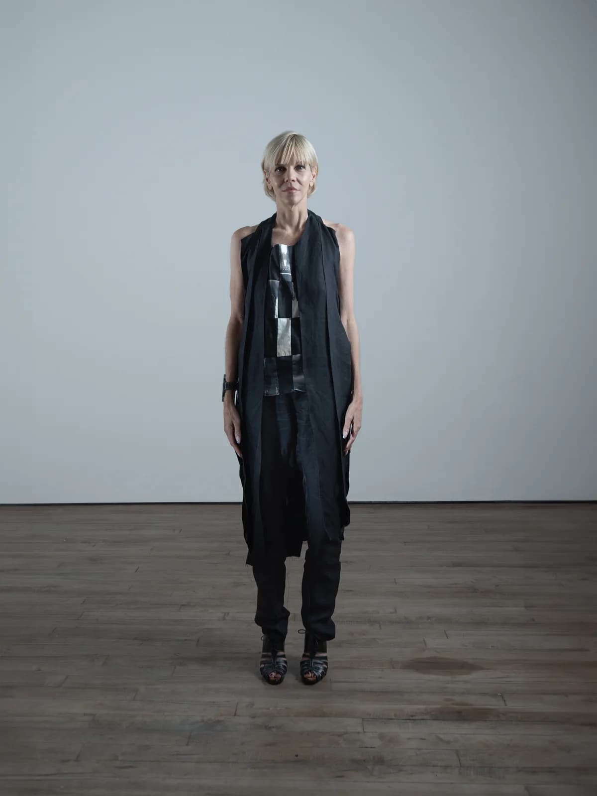 model wearing look 04 from the iseder spring/summer 2025 runway collection