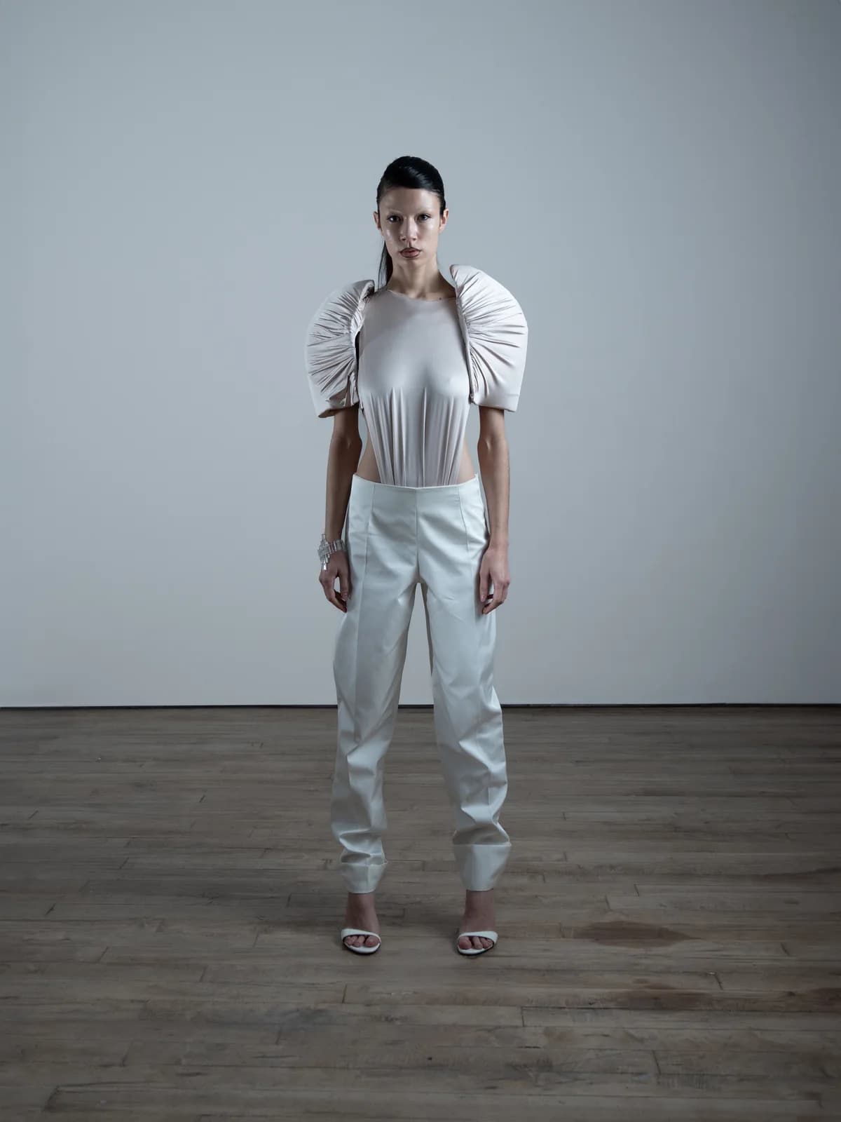 model wearing look 05 from the iseder spring/summer 2025 runway collection