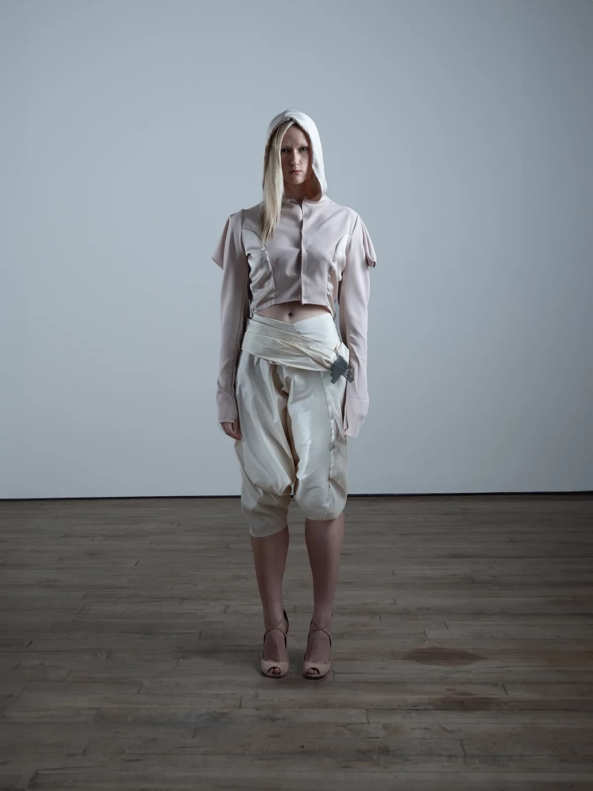 model wearing look 06 from the iseder spring/summer 2025 runway collection