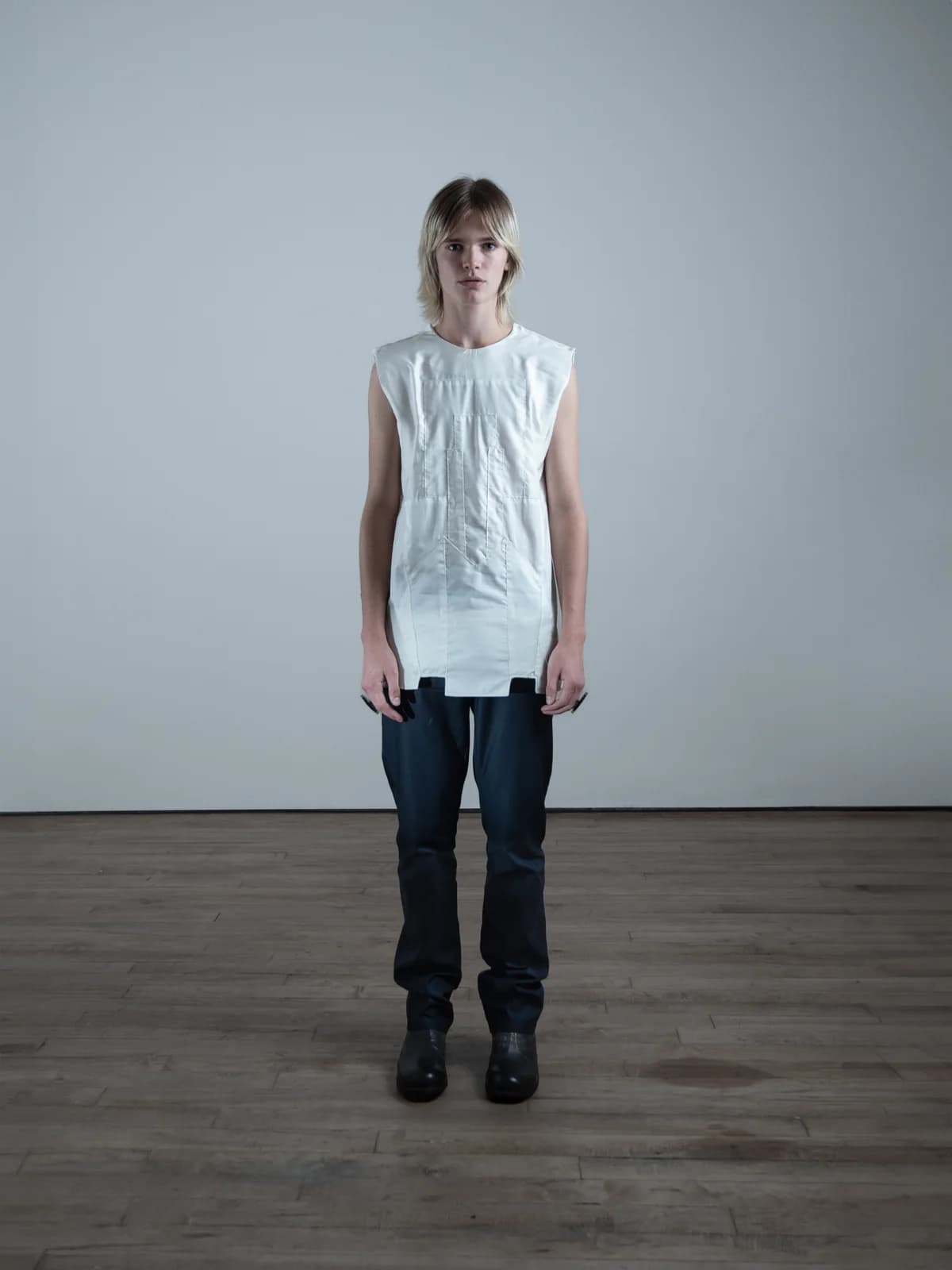 model wearing look 07 from the iseder spring/summer 2025 runway collection