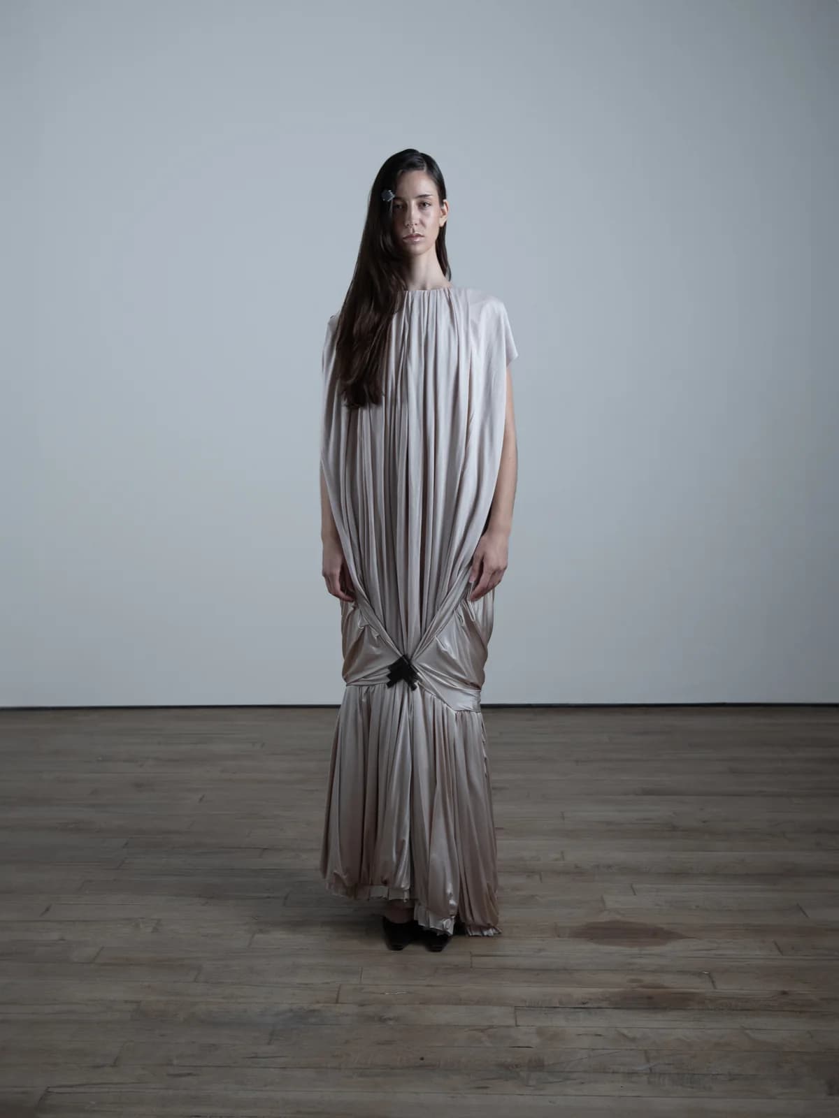 model wearing look 08 from the iseder spring/summer 2025 runway collection