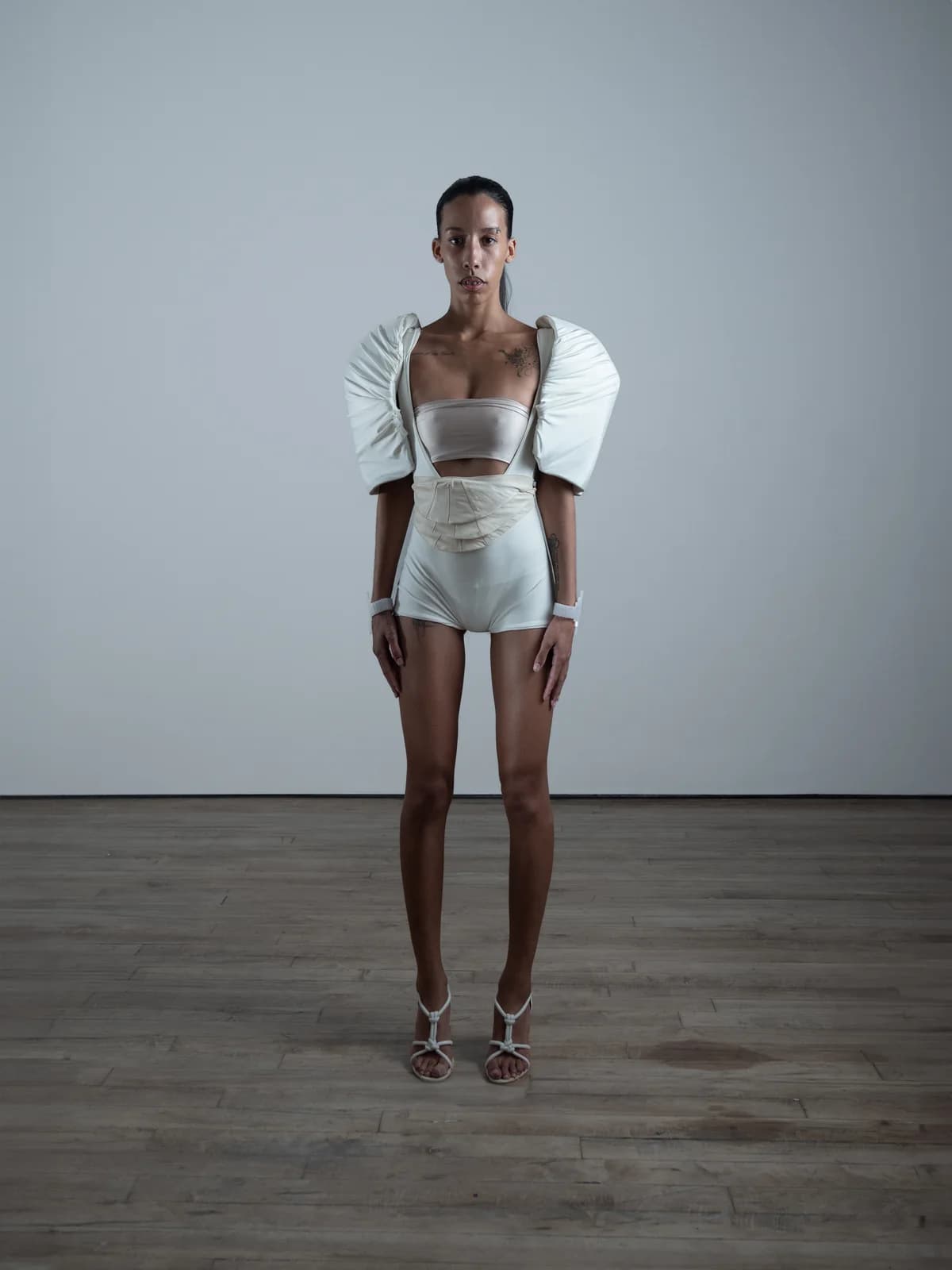 model wearing look 11 from the iseder spring/summer 2025 runway collection