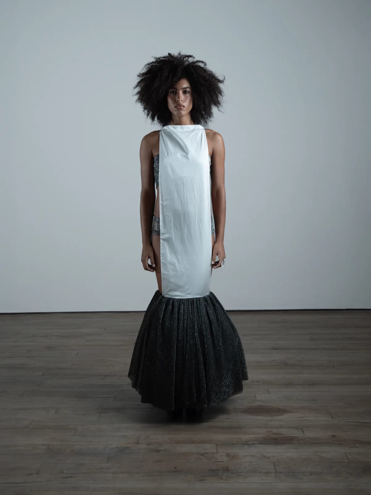 model wearing look 18 from the iseder spring/summer 2025 runway collection