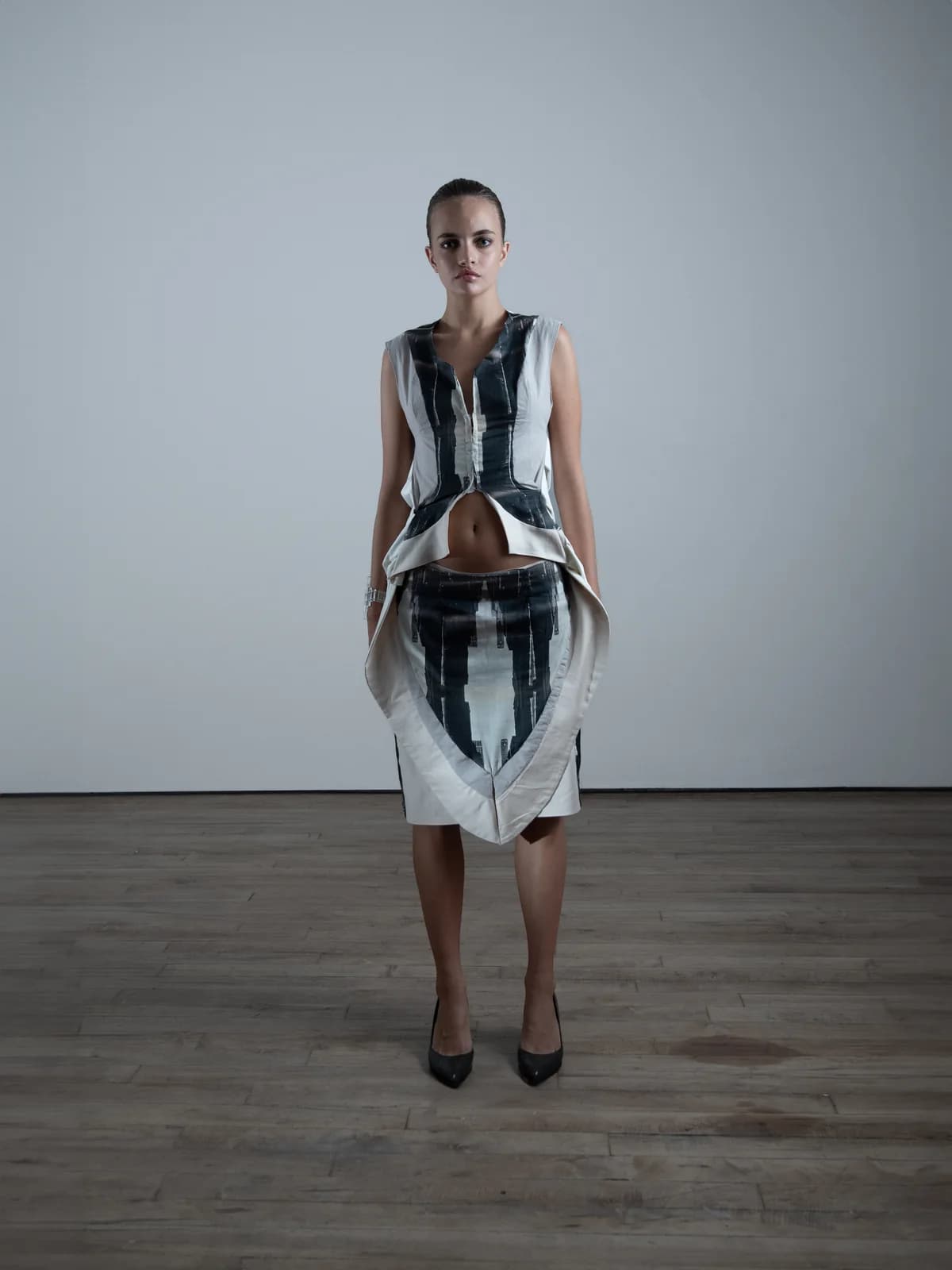 model wearing look 20 from the iseder spring/summer 2025 runway collection