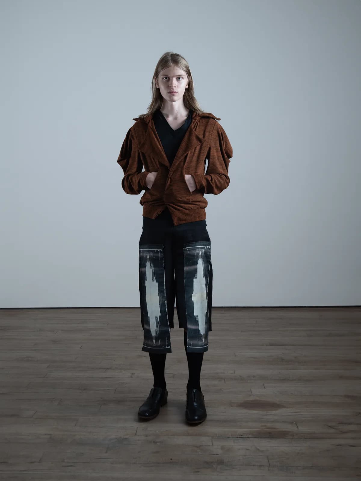 model wearing look 21 from the iseder spring/summer 2025 runway collection