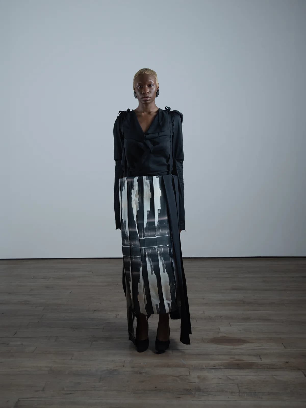 model wearing look 23 from the iseder spring/summer 2025 runway collection